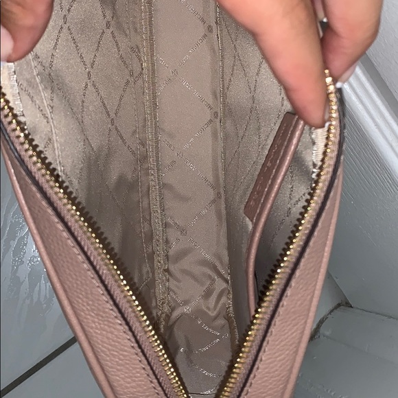 has two pockets - Picture 3 of 3